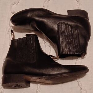 Minegro Sleek Black Chelsea Boots with Elastic Panels